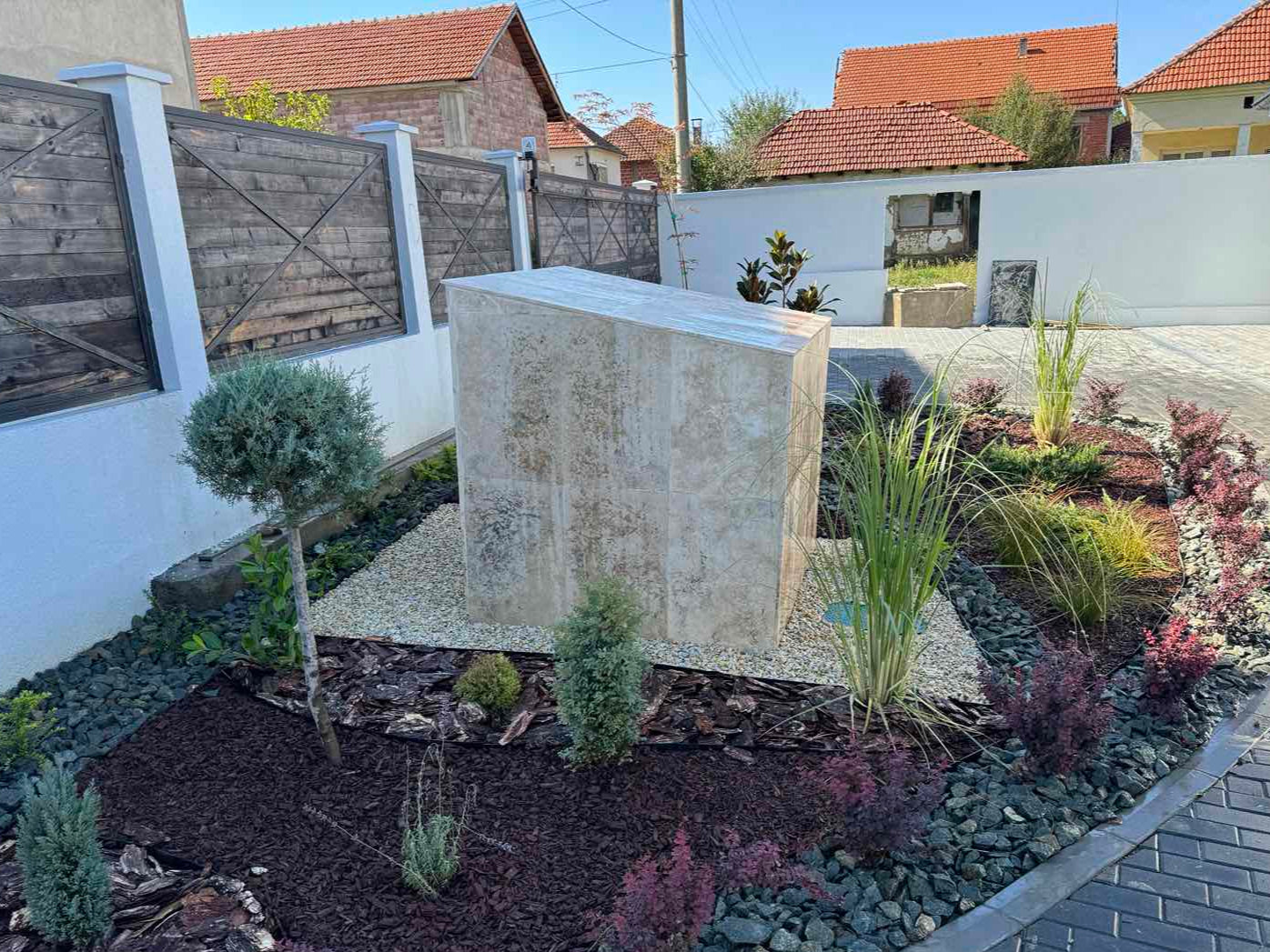 Graničnik za travu sa klinovima