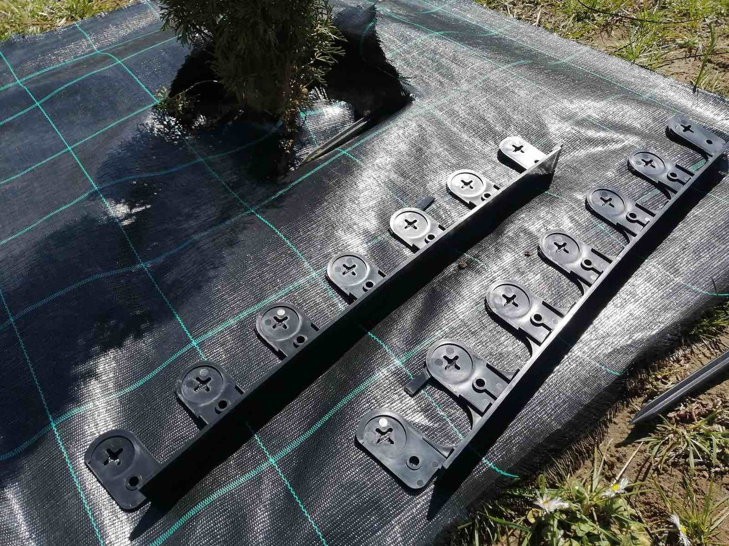 Graničnik za travu sa klinovima