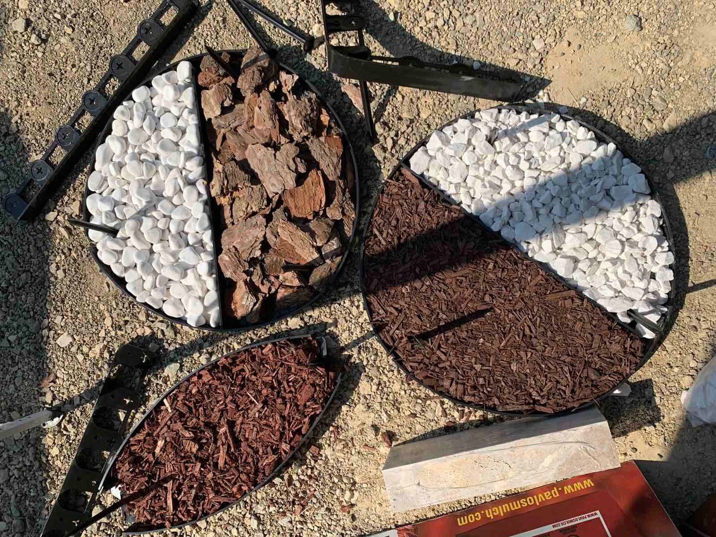 Graničnik za travu sa klinovima