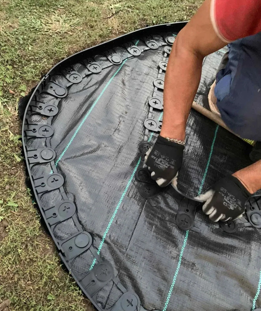 Graničnik za travu sa klinovima